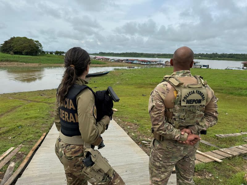 Agentes de la Policía Federal realizan una redada en un puerto durante la Operación Turquesa, en Benjamin Constant, Brasil