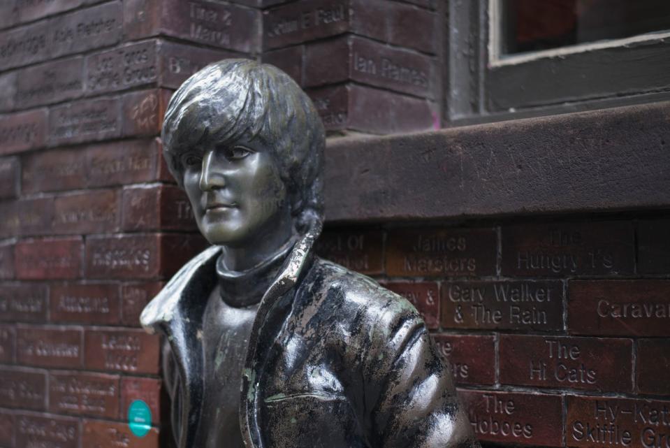 <p>Klar, das ist ein Beatle. Schließlich steht er in Liverpool, und auch die Frisur verrät ihn. Aber erraten Sie, ob es sich um John, Paul, Ringo oder George handelt? (Bild: Christopher Furlong/Getty Images)</p>