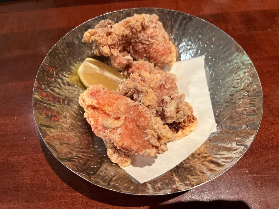 Plate of chicken karaaje with a slice of lemon