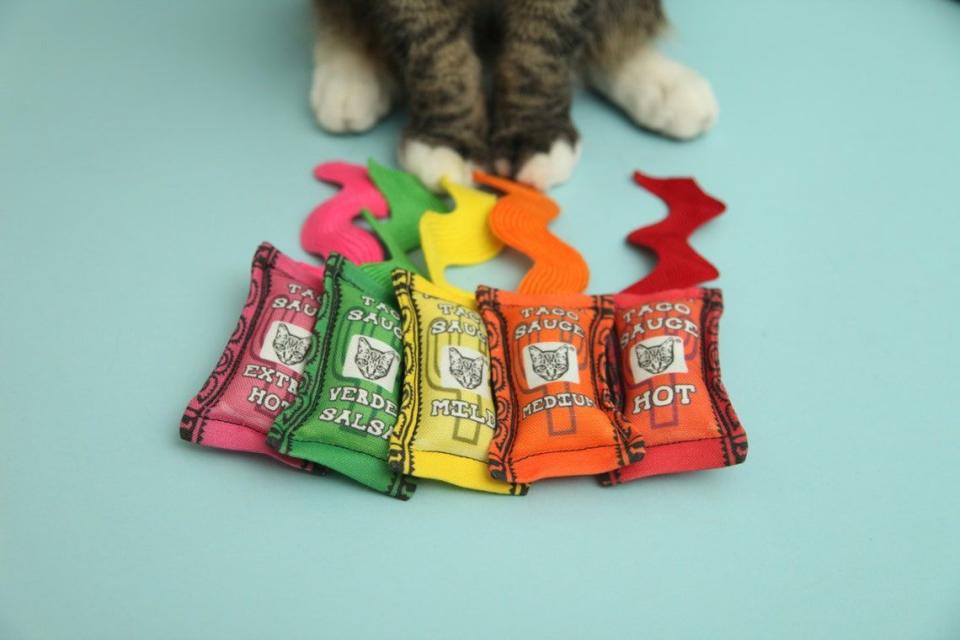 41) Taco Sauce Cat Toy Set