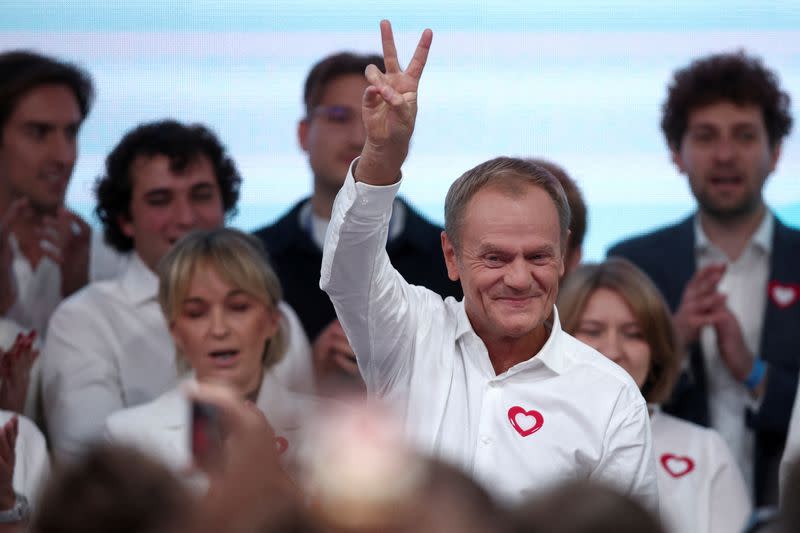 Donald Tusk, líder de la mayor formación de la oposición, Coalición Cívica (KO, por sus siglas en polaco), saluda tras el anuncio de los resultados de los sondeos a pie de urna en Varsovia, Polonia