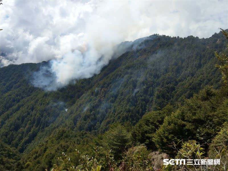 美麗的山景不斷竄出濃濃白煙，因為人為因素導致森林大火，至今已燒了7天、面積達68公頃。（圖／林務局嘉義林區管理處提供）