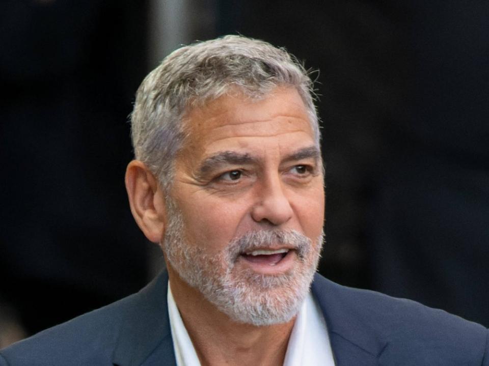 George Clooney trägt sein graues Haar mit gewissem Stolz seit vielen Jahren. (Bild: imago/Cover-Images)