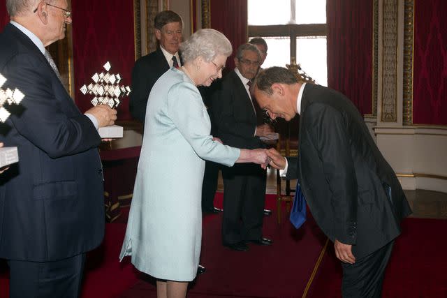 <p>LEWIS WHYLD/POOL/AFP via Getty</p> Inventor Tim Berners-Lee (R) jointly receives the inaugural Queen Elizabeth Prize for Engineering from Queen Elizabeth at a reception to mark the inaugural Queen Elizabeth Prize for Engineering in 2013.
