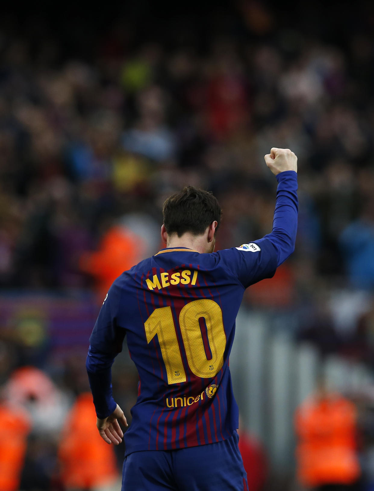 Lionel Messi levanta el puño para celebrar su gol frente al Atlético Madrid en el estadio Camp Nou de Barcelona, Spain. (Foto: AP Photo/Manu Fernandez)