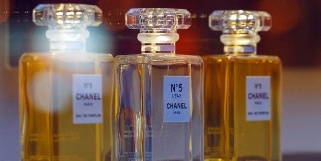 Suite of 3 fake bottles - eau de parfum N° 5 CHANEL Paris - round