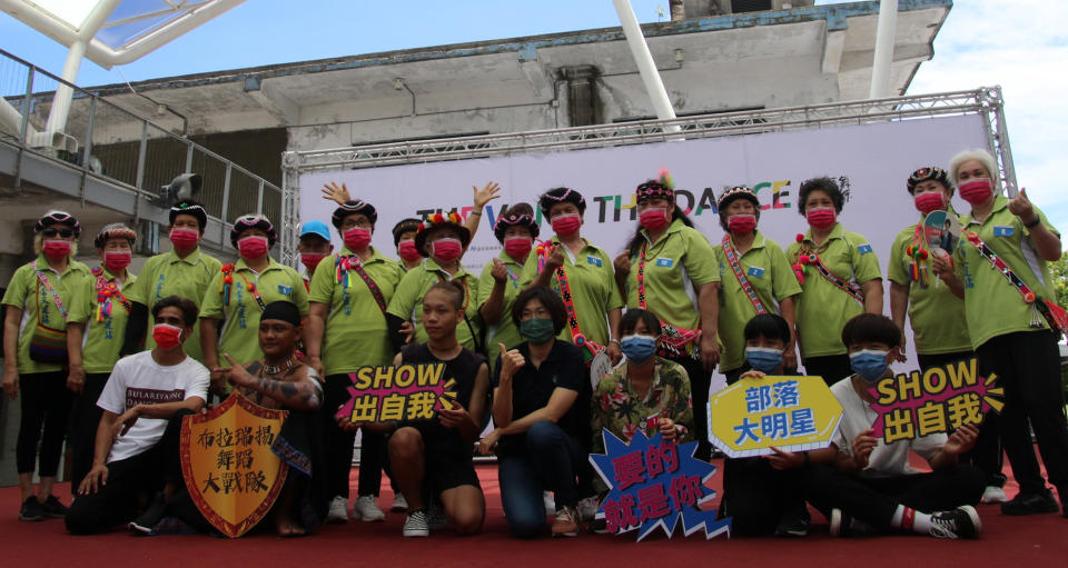 「風起原舞．樂動臺東」有潛力的參賽者與馬當文化健站成員，一同和饒慶鈴縣長合影。