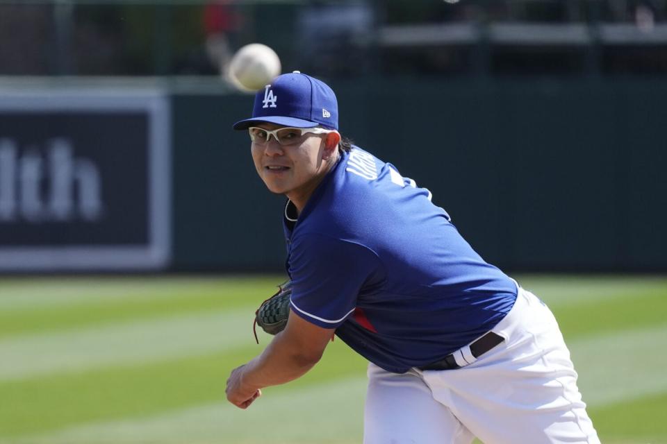 El lanzador de los Dodgers, Julio Urías, calienta durante un juego de entrenamiento de primavera contra los Rojos de Cincinnati el 28 de febrero.