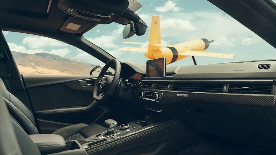 圖／目前Audi已經釋出多張虛擬背景圖供免費下載，其中有許多豪華寬敞的車室特寫，還可欣賞窗外各種夢幻的景色。
