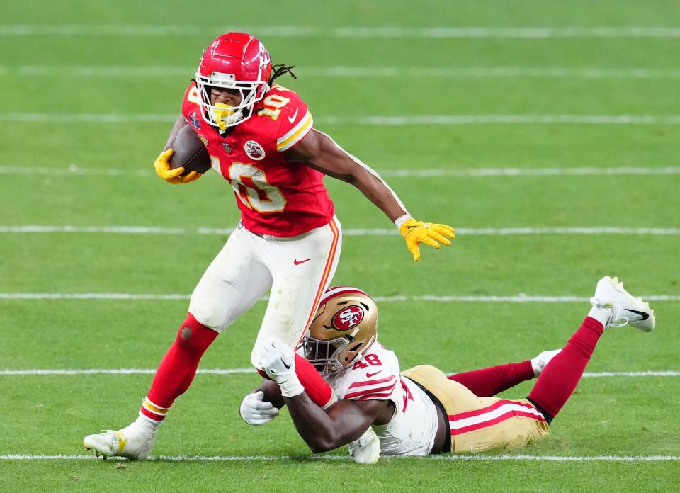 El corredor de los Kansas City Chiefs, Isiah Pacheco (10), es abordado por el mariscal de campo de los 49ers de San Francisco, Oren Burks (48) durante el tiempo extra.