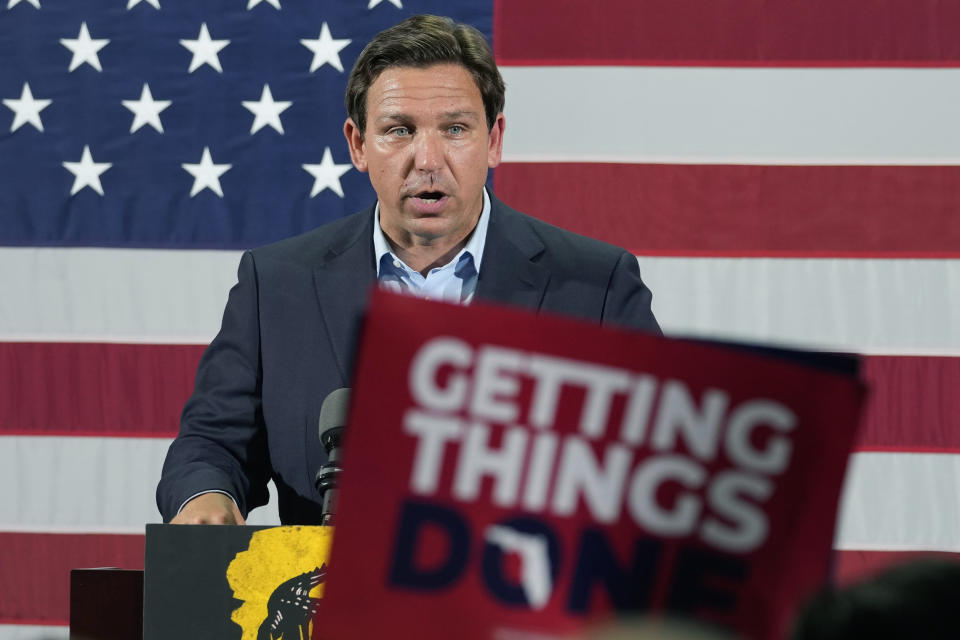 El gobernador de Florida, el republicano Ron DeSantis, durante un evento de campaña, el lunes 7 de noviembre de 2022, en Hialeah, Florida. (AP Foto/Lynne Sladky)