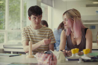 “Sex Education” saison 1 – Otis Milburn (Asa Butterfield) et Maeve Wiley (Emma Mackey).. Photo Jon Hall/Netflix