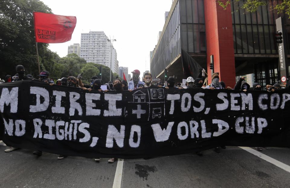 Manifestantes marchan por la avenida Paulista para protestar contra la Copa del Mundo y exigir mejores servicios públicos el sábado 25 de enero de 2014 en Sao Paulo, Brasil. (Foto AP/Nelson Antoine)