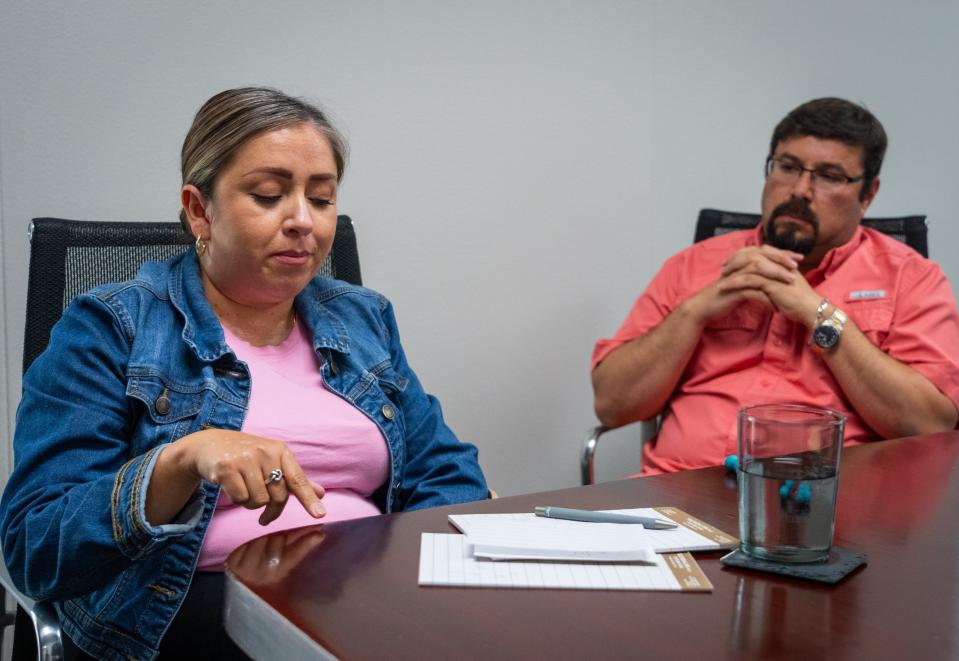 Gerardo Rodríguez, a la derecha, escucha mientras Ana Laura Zapien Flores habla sobre su experiencia en el accidente de autobús durante una entrevista en la oficina de su abogado en Austin el 24 de abril. Zapien Flores trabaja en la escuela y estaba en la excursión con su hija cuando las dos estuvieron en el choque que dejó a maestros y niños heridos y a un estudiante muerto el 22 de marzo.