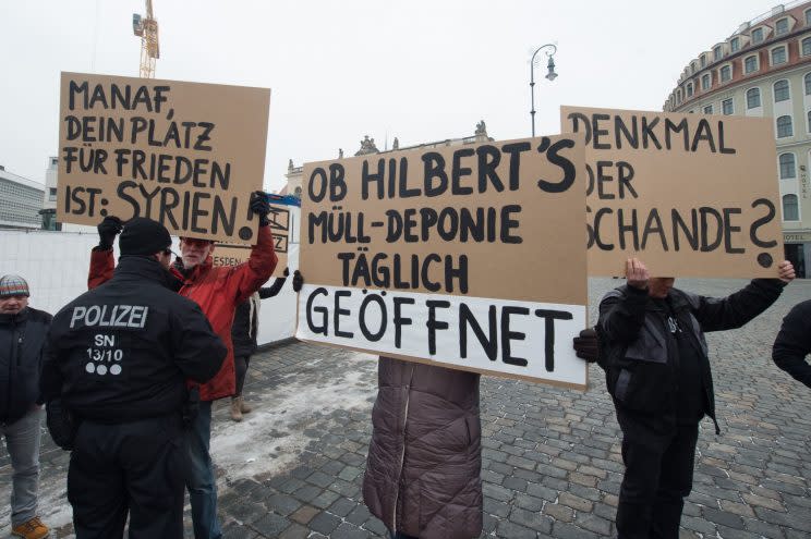 Rechte Demonstranten bei der Einweihung von “Monument” in Dresden (Bild: dpa)