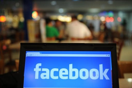 Políglota funciona a través de la red social Facebook, y permite poner en contacto a personas interesadas en aprender hasta 10 idiomas distintos. Cada grupo es liderado por un voluntario, que se encarga de citar semanalmente a las personas en parques, pubs o cafeterías, donde practican el idioma conversando y por medio de juegos. (AFP | Ted Aljibe)