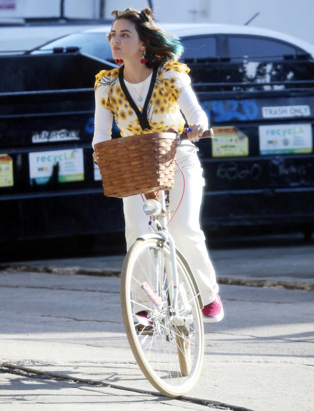 Jennifer Connelly and Paul Bettany Smile on Bike Ride in N.Y.C.: Photo