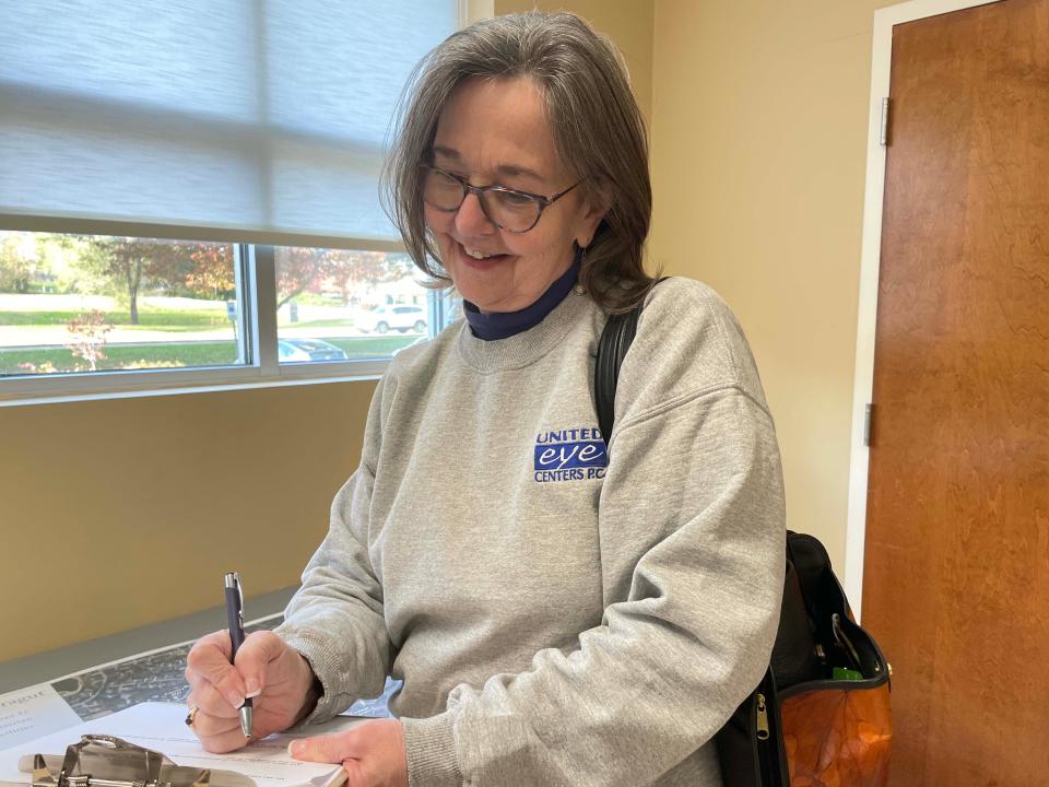 Kate Sultan fills out a survey at a land use community meeting at Farragut Town Hall Monday, Nov. 15, 2021 about sub area D indicating she prefers a mixture of single and multifamily housing on four tracts near Boring Road and Kingston Pike.