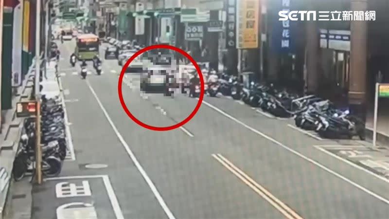 監視器錄下車禍前朱嫌駕車身影。（圖／翻攝畫面）