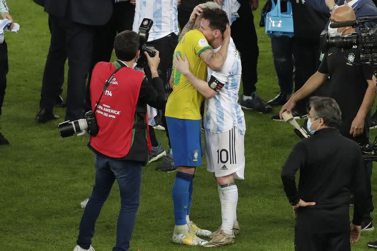 Brazil's Neymar, left, embraces Brazil's Neymar at the end of the Copa America final soccer match at Maracana stadium in Rio de Janeiro, Brazil, Saturday, July 10, 2021. Argentina won 1-0. (AP Photo/Silvia Izquierdo)