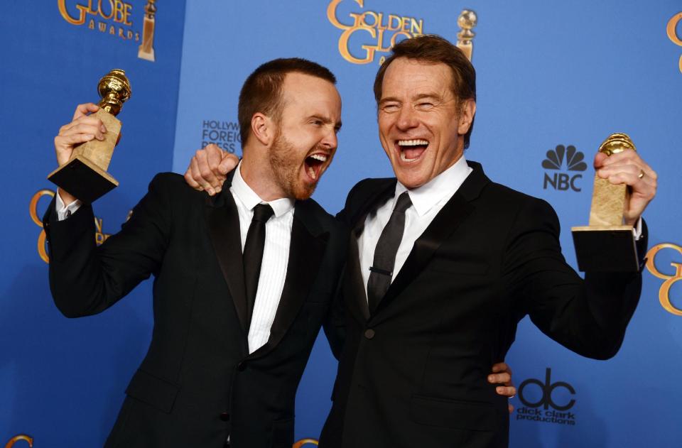 Aaron Paul, a la izquierda, y Bryan Cranston, de "Breaking Bad", posan tras ganar la serie de drama el Globo de Oro, el domingo 12 de enero del 2014 en Beverly Hills, California. (Foto por Jordan Strauss/Invision/AP)