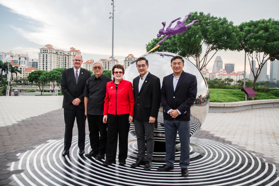 WTA founder Billie Jean King (in red) in front of the “Dream” sculpture alongside (from left) WTA chief executive officer Steve Simon, artist Baet Yeok Kuan, Singapore Sports Hub CEO Oon Jin Teik and Sport Singapore CEO Lim Teck Yin. (PHOTO: Singapore Sports Hub)