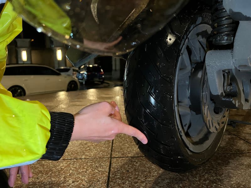 ▲下雨騎車前，應檢查輪胎胎紋，避免打滑。(圖/記者周淑萍攝)