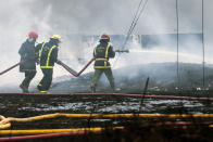 Los bomberos trabajan para apagar un incendio mortal en una instalación de almacenamiento de petróleo en Matanzas, Cuba, el martes 9 de agosto de 2022. El siniestro se desencadenó cuando un rayo golpeó uno de los ocho tanques de la instalación la noche del viernes 5 de agosto. (Yamil Lage, Pool Foto, vía AP)