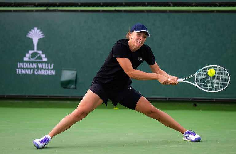 Iga Swiatek entrenándose en el cemento de Indian Wells; la polaca buscará defender el título 