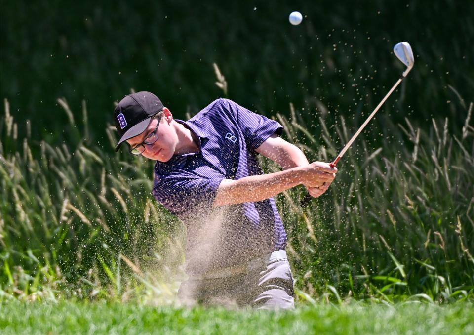 Colton Watson, de Bloomington South, sale de un búnker durante las finales estatales de golf masculinas de la IHSAA en Prairie View Golf Club en Carmel, Indiana, el miércoles 12 de junio de 2024.