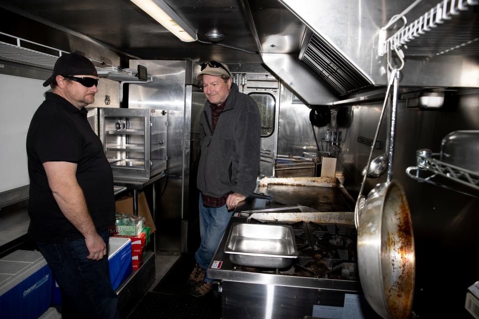 Kevin y Jim Preusse posan para un retrato en su camión de comida The UFO Truck en Salem, Oregón, el miércoles 16 de noviembre de 2022.