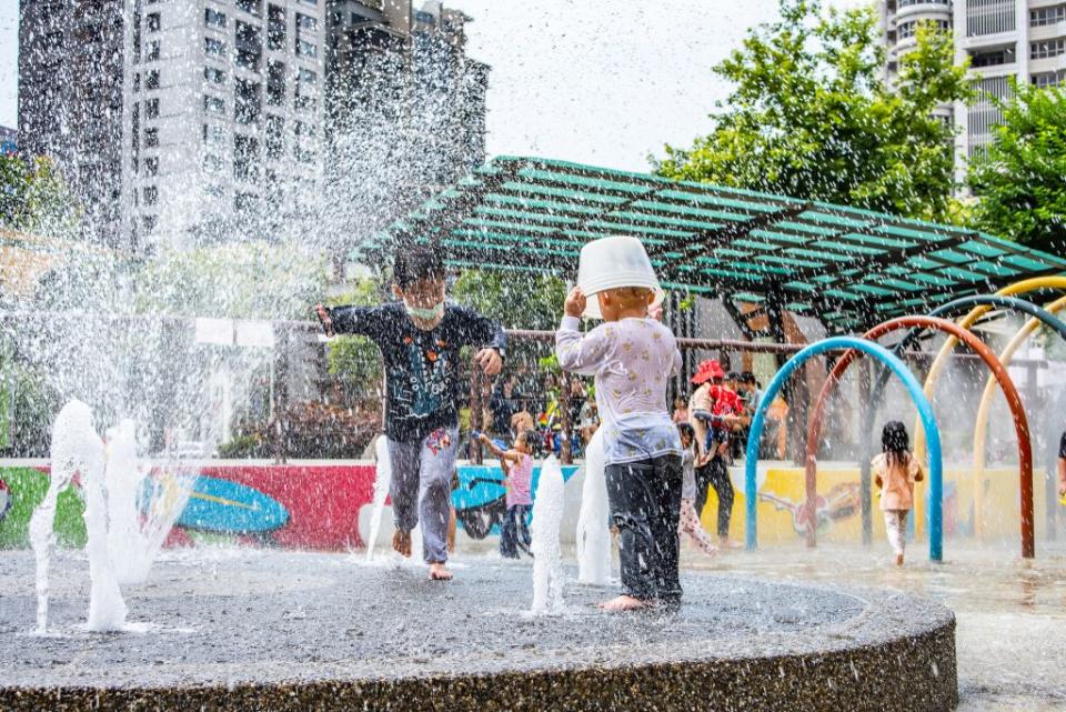 塭仔底濕地公園戲水池小朋友玩得不亦樂乎。（新北市水利局提供）