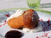 Süße Sünde: Baba au rhum ist eine der feinen Leckereien, die in den Cafés auf Capri serviert werden. Foto: Hilke Segbers