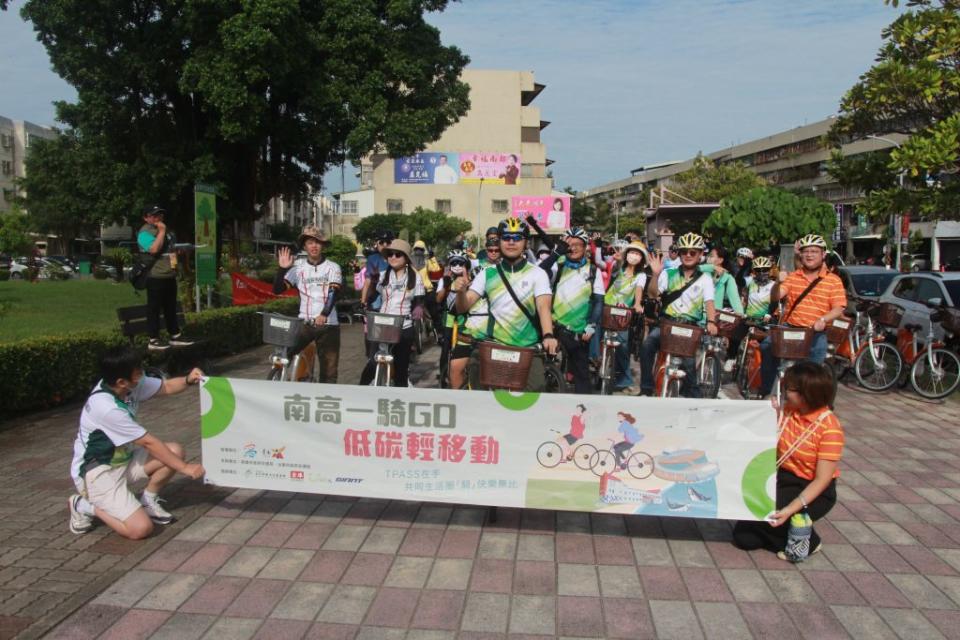 響應無車日活動，台南和高雄的交通局連線，舉辦「南高一騎GO 低碳輕旅行」活動，鼓勵民眾進行低碳輕旅行。（交通局提供）