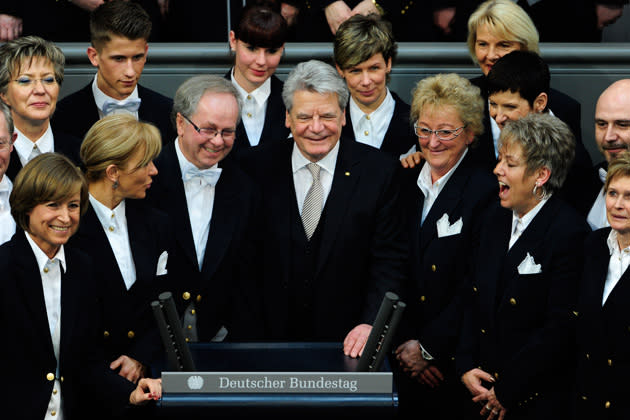 <b>Joachim Gauck</b><br><br>Wenn irgendwo von der „Gauck-Behörde“ gesprochen wird, geht das übrigens auf den Bundespräsidenten zurück. Der leitete nämlich bis zum Jahr 2000 zehn Jahre lang die Behörde für Stasi-Unterlagen. So lange könnte er es auch im Schloss Bellevue aushalten, einmal ist eine Wiederwahl erlaubt (im Bild Gauck nach der Wahl durch die Bundesversammlung am 18. März 2012). (Bild: AFP)