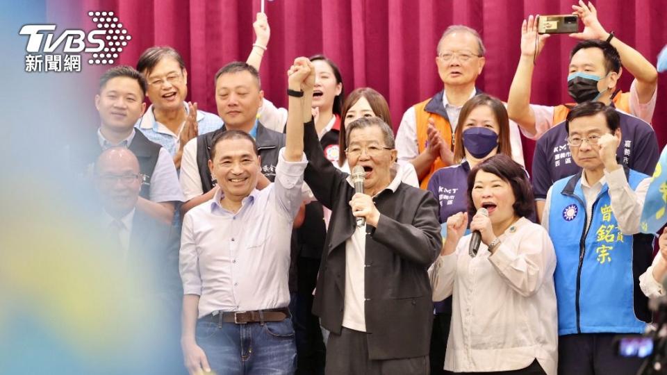 國民黨總統參選人侯友宜今日返回自己家鄉的嘉義縣朴子市拜票。（圖／侯友宜競選辦公室提供）