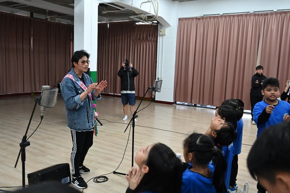 音樂人陳國華進駐TTICC新銳創作工作室，並受邀參與「文化種子萌芽計畫」，現場指導長濱鄉6校學生歌唱技巧，並模擬錄音間，體驗單曲錄製。