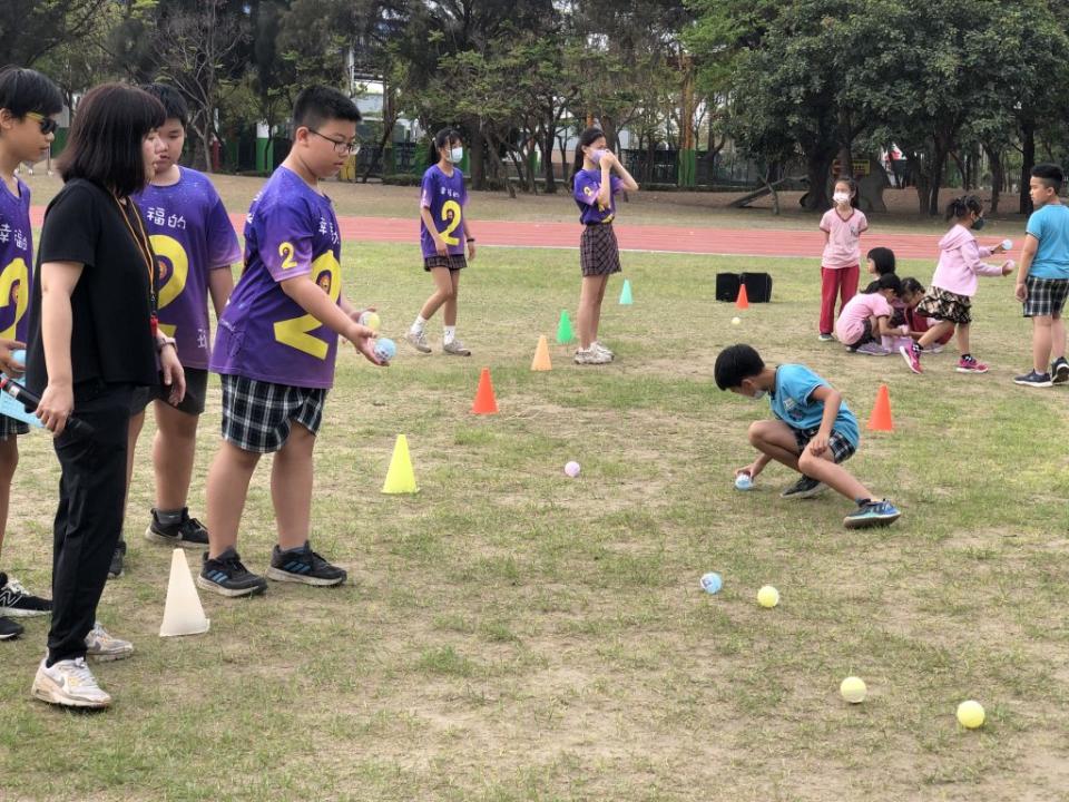 海東國小今年的英語日活動結合復活節，小朋友合作找彩蛋。（記者施春瑛攝）