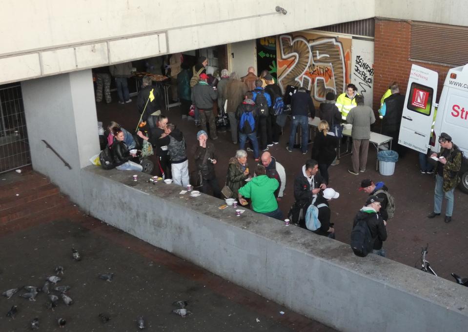 Jede Woche verteilen die Helfer des Bollerwagen-Cafés bis zu 120 Mahlzeiten an Bedürftige. (Foto: Janina Scheer)