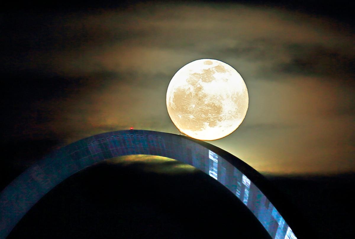 Exactly When To See The Full 'Wolf Moon' Rise This Week From Where You Are