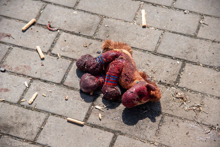 El juguete de un niño empapado de sangre yace en el suelo después de un bombardeo ruso en la estación de tren de Kramatorsk