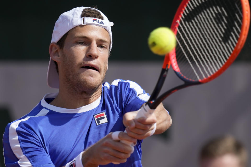 Diego Schwartzman devuelve ante Bernabé Zapata Mirallés en la primera ronda del Abierto de Francia, el lunes 29 de mayo de 2023, en París. (AP Foto/Christophe Ena)