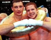 Klitschko startet sein Comeback am 25. November 2000 gegen Timo Hoffmann. Klitschko gewinnt nach Punkten - das erste Mal in seiner Karriere. Hoffmann (r.) scheint mit seiner Leistung durchaus zufrieden zu sein