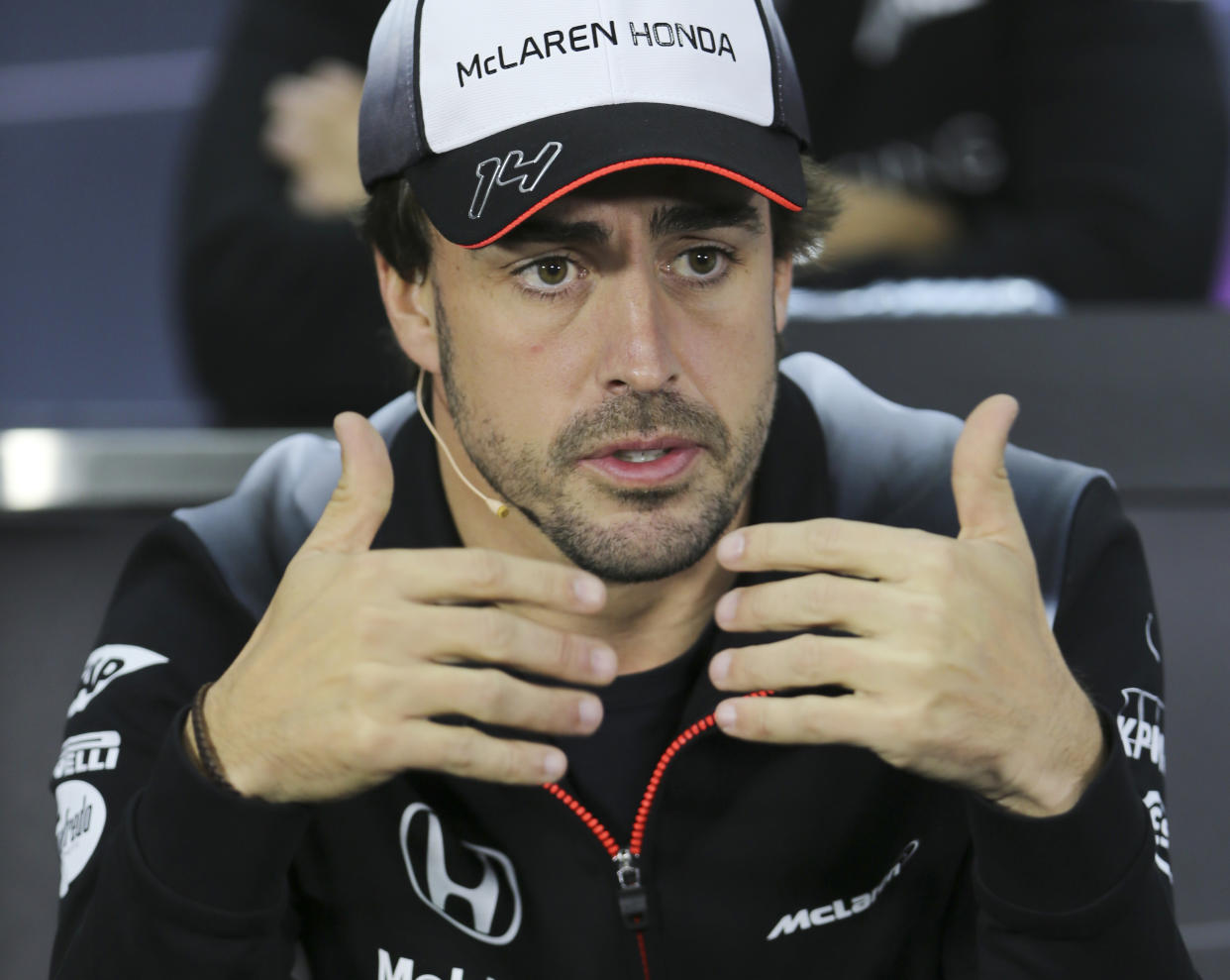 El piloto de McLaren, Fernando Alonso, habla en una conferencia de prensa antes del GP de Bahrein el jueves, 31 de marzo de 2016, en Sakhir, Bahrein. (AP Photo/Kamran Jebreili)