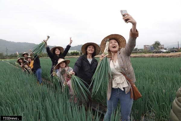 宜蘭農場新景點「星寶l鄉間小路」開幕，讓消費者一次滿足三星蔥農、梅花鹿、迷你驢互動體驗。（星寶提供）