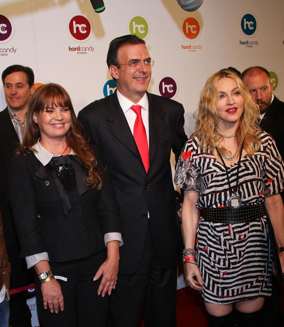 Mariagna Prats, Marcelo Ebrard (entonces jefe de Gobierno de Ciudad de México) y Madonna durante la inauguración de un gimnasio de la cantante en noviembre de 2010 en la capital mexicana. (Photo by Victor Chavez/Getty Images)