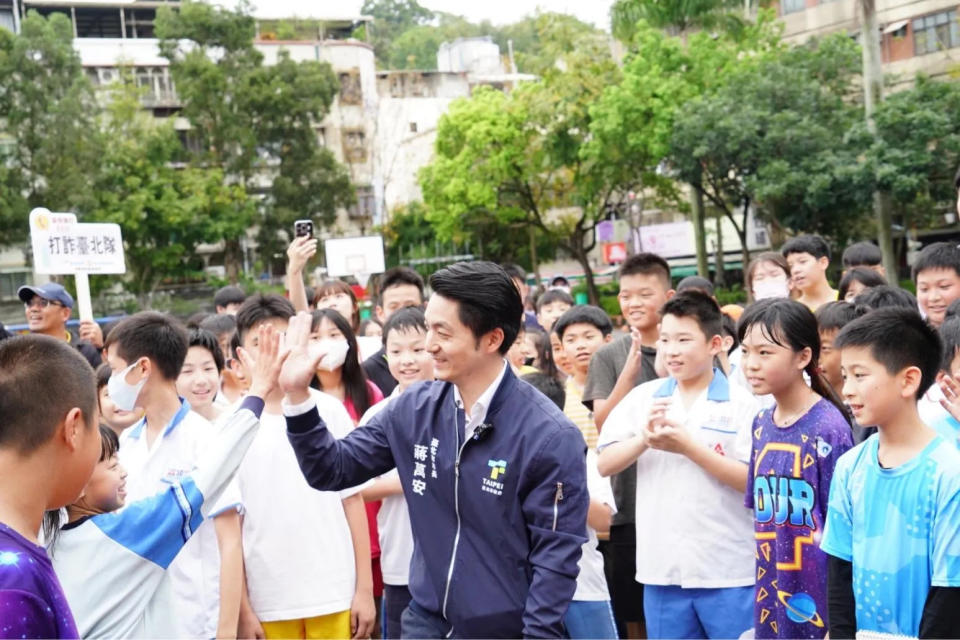 台北市長蔣萬安說，將透過更多的容積獎勵來提高民眾的意願，也要將防災的思維導入到居住生活的體系、培訓防災士。（圖／台北市政府提供）