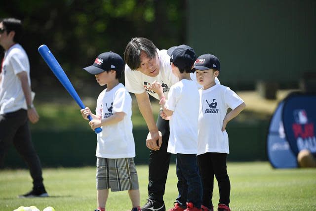 <strong>松井秀喜與小朋友互動。（圖／翻攝自社群平台X）</strong>