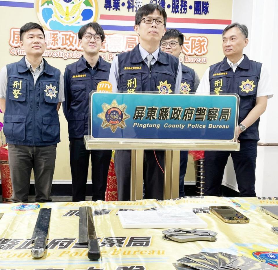 屏東警方掃黑宣佈查獲八名治平對象及大批犯罪工具。（記者毛莉攝）