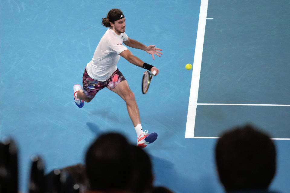 Stefanos Tsitsipas devuelve ante Rinky Hijikata durante la segunda ronda del Abierto de Australia, el miércoles 18 de enero de 2023 en Melbourne. (AP Foto/Dita Alangkara) Eric NúñezLatin American DeskSports Editor200 Liberty StreetNew York, NY 10281T (212) 621-1645C (917) 698-1540oto/Dita Alangkara)